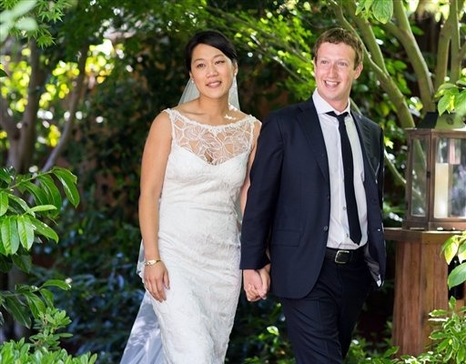 Mark Zuckerberg Marries Longtime Girlfriend