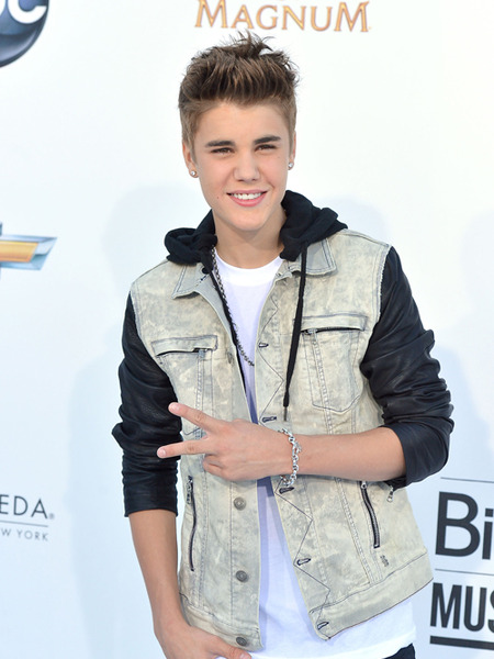 Justin Bieber Causes Fan Frenzy in Norway