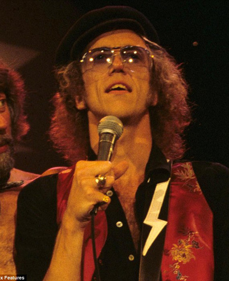 Extra Scoop: Former Fleetwood Mac Member Bob Welch Found Dead