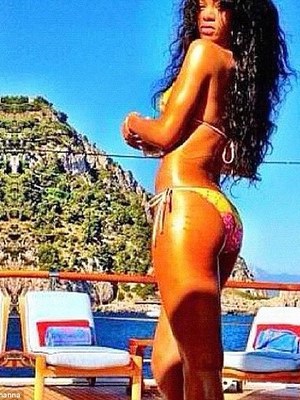 Extra Scoop: Rihanna Bikini Party in Capri