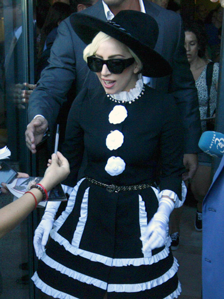 Video! Lady Gaga’s Bodyguard Takes Down Aggressive Fan