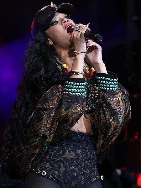 Extra Scoop: Rihanna, Frank Ocean to Perform at VMAs