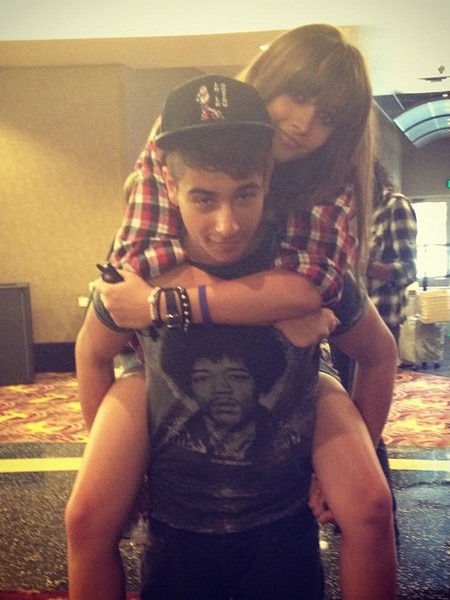 Extra Scoop: Paris Jackson Tweets Pic with BF?