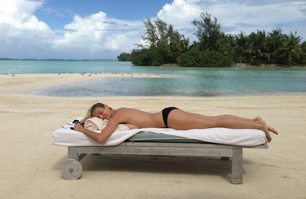 Pic! Heidi Klum Tweets Topless Photo