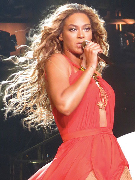 Beyoncé’s Hair Gets Caught in Fan… She Keeps Singing!