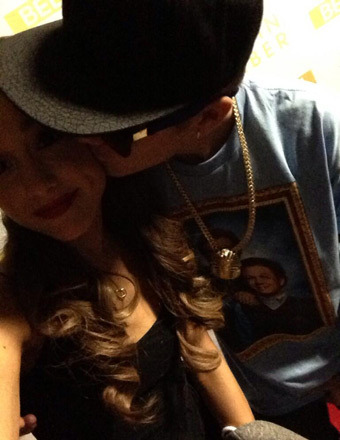 Pic! Justin Bieber Kissing Nickelodeon Star Ariana Grande