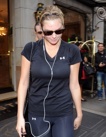 See Kate Upton Makeup-Free in Paris