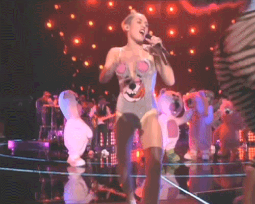 112213_extra_miley_vma_2