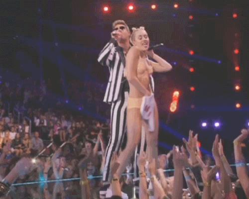 112213_extra_miley_vma_3