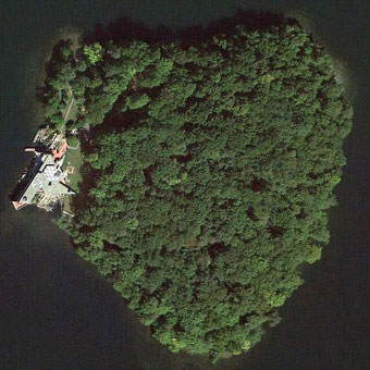 angelina-brad-island