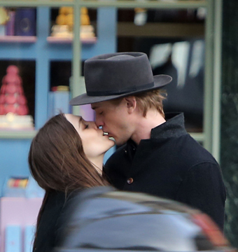 elizabeth olsen shared a smooch with boyfriend boyd holbrook