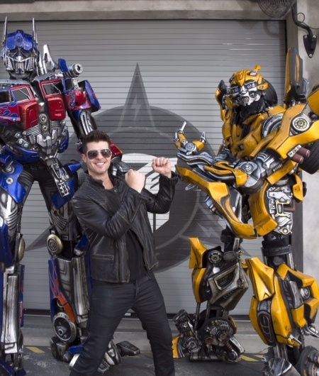 Robin Thicke Visits Universal Orlando Resort