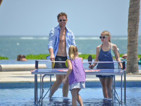 Pics! Peter Facinelli Enjoys a Mexican Holiday with Daughters