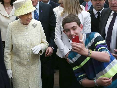 royal-photo-bomb