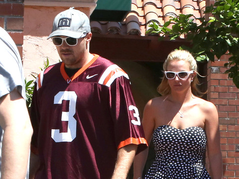 Britney Spears Splits from BF, Tweets About 'Single Life'