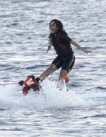 RIHANNA JETPACK FLIES WIND 19BC6A4 SEE CLIPS Ramey
