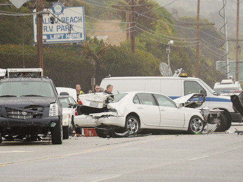 Bruce Jenner Crash: Cops to Check Cellphone Records for Texting Violations