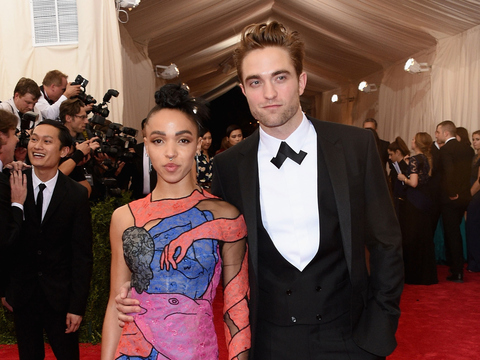 Rumor Bust! Robert Pattinson & FKA twigs Did Not Take Nude Pics in Photo Booth