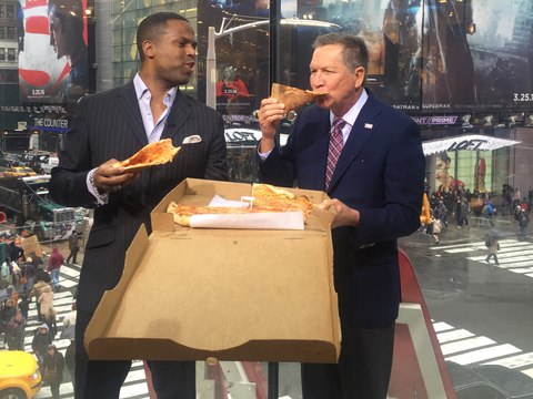 No Forks Here! John Kasich Enjoys a New York Slice with 'Extra'