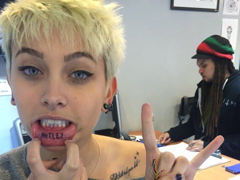 extra scoop paris jackson gets new tattoo inside her lip extra scoop paris jackson gets new tattoo inside her lip