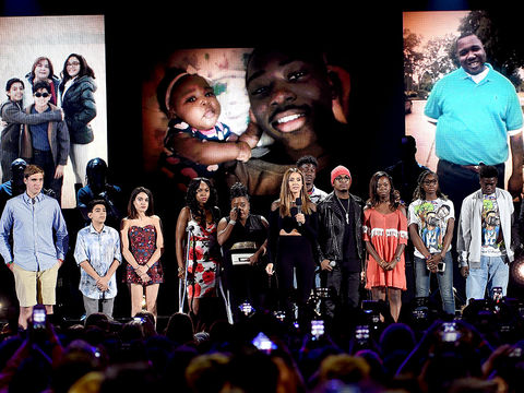 Teen Choice Offers Emotional Tribute to Teen Victims of Gun Violence